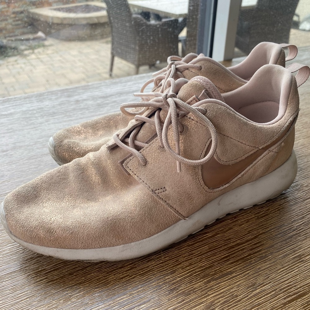 Nike Roshe One Womens Size 7.5 Running Shoes Sneakers Pink Suede Glitter Casual